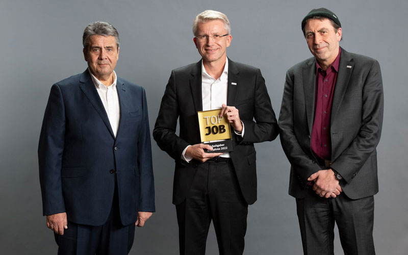 3 Personen mit Top Job Trophäe in der Hand. Sigmar Gabriel, Dr. Marko Weinrich und Martin Renker.