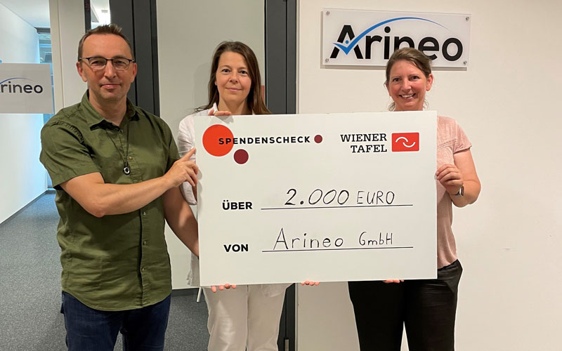 Arineo übergibt Wiener Tafel einen Spendenscheck über 2000 Euro.