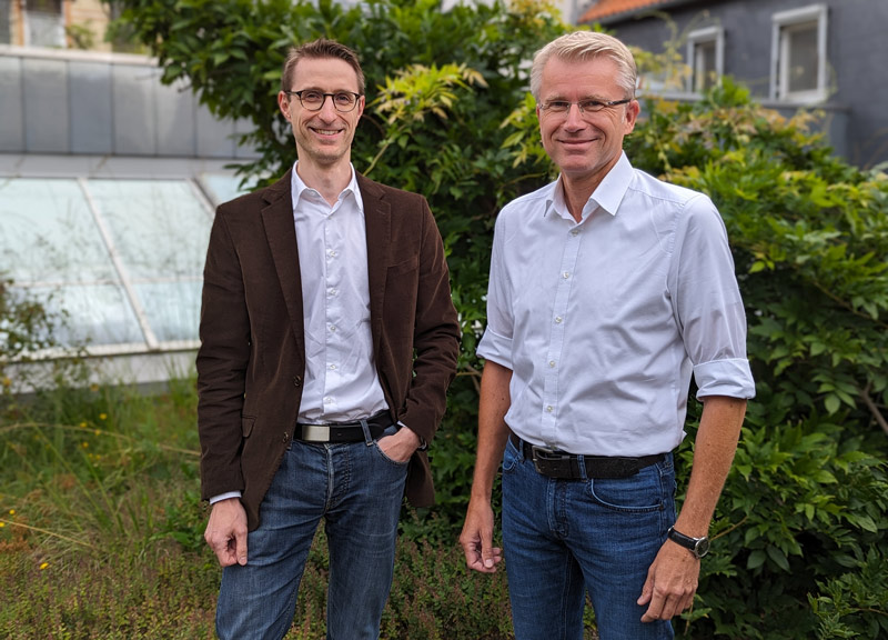 2 Personen  vor grünen Pflanzen. Daniel Piekorz und Dr. Marko Weinrich