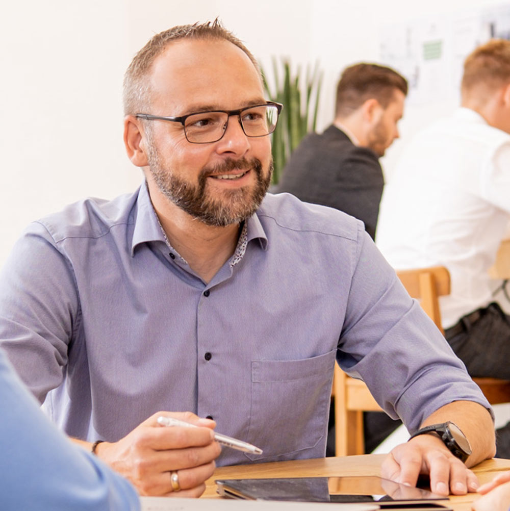 KI-Experte von Arineo im Gespräch über mögliche Anwendungsfelder von KI in mittelständischen Unternehmen.