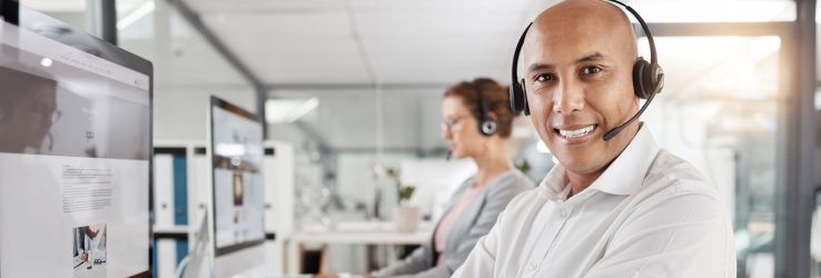 Mitarbeiter im Kundendienst mit Headset nutzt Microsoft Dynamics 365 für die Abwicklung seiner Service-Fälle.